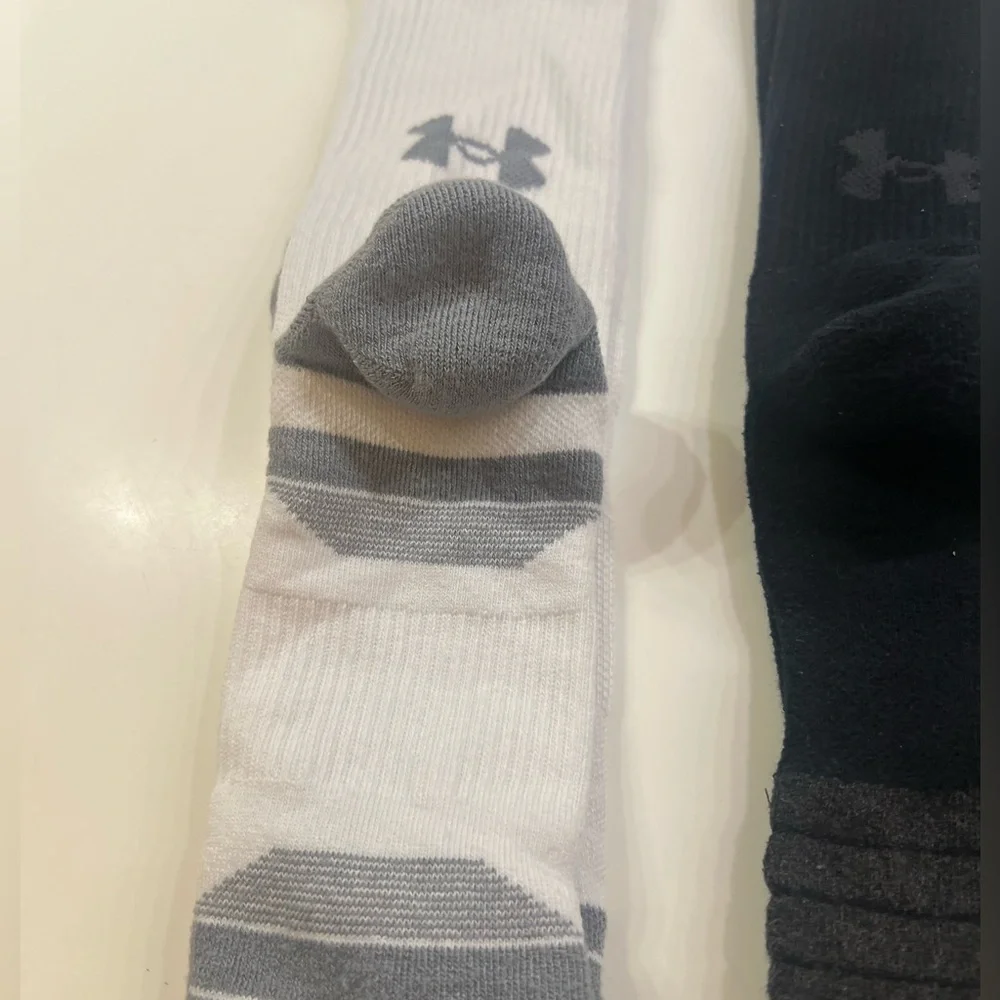 UNDER ARMOUR MEN’S CREW SOCKS 5 PAIRS. 3 WHITE. 1 GRAY. 1 BLACK. SIZE 8.5 - 13 - Picture 6 of 6